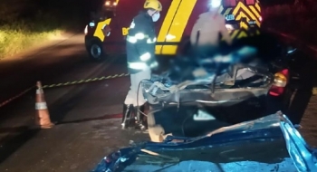 Caminhão passa por cima de carro e mata casal que tinha estacionado para trocar pneu em Pires do Rio, diz PRE